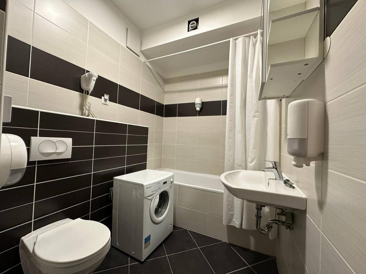 Sun Resort Residential Suite-Free Parking Garage Same Building บูดาเปสต์ ภายนอก รูปภาพ